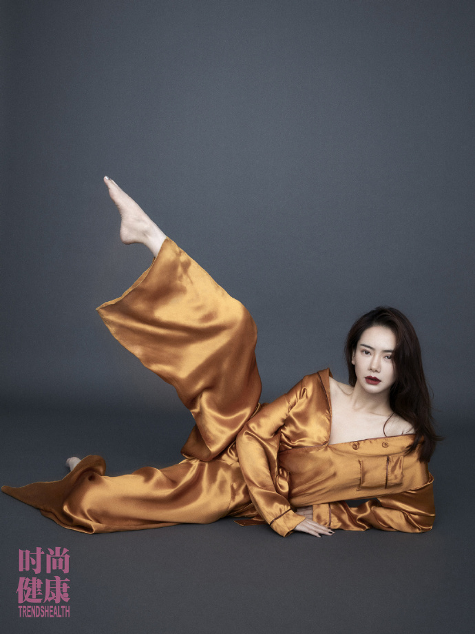 明星夫妻戚薇李承铉《时尚健康》封面大片曝光