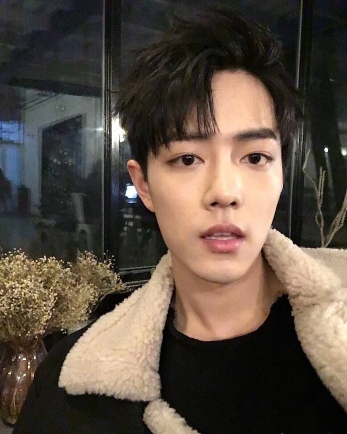 重庆男明星肖战萌萌哒自拍照图片