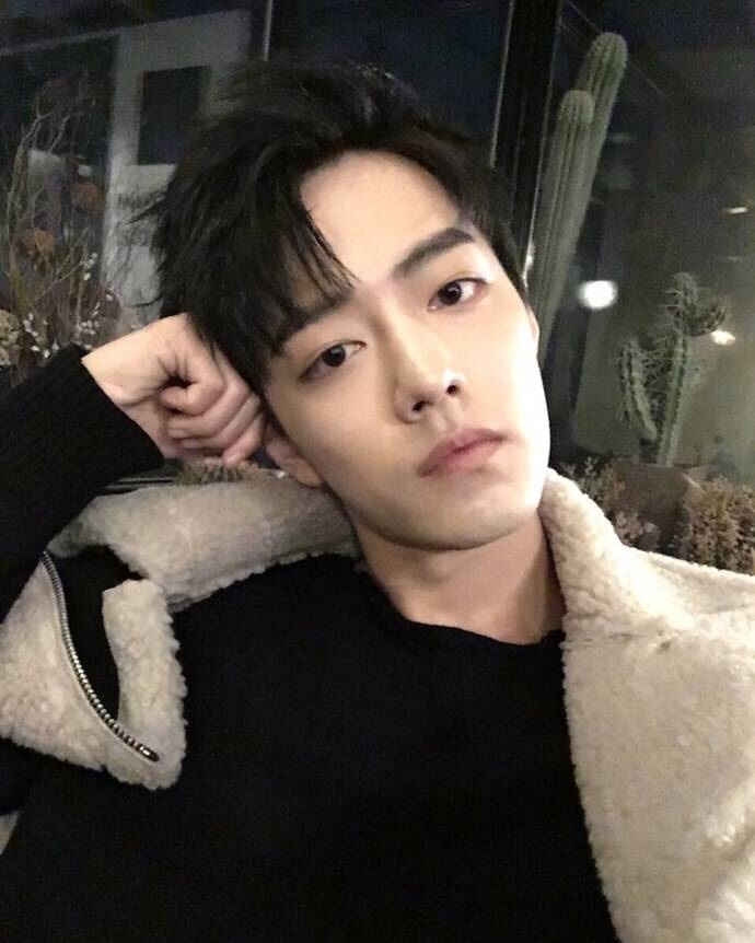 重庆男明星肖战萌萌哒自拍照图片