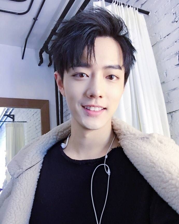 重庆男明星肖战萌萌哒自拍照图片