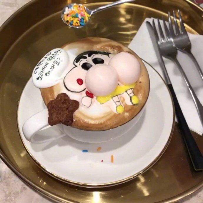韩国推出很cute蜡笔小新拿铁咖啡图片