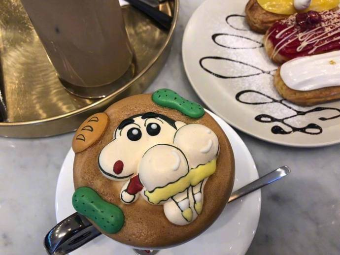 韩国推出很cute蜡笔小新拿铁咖啡图片