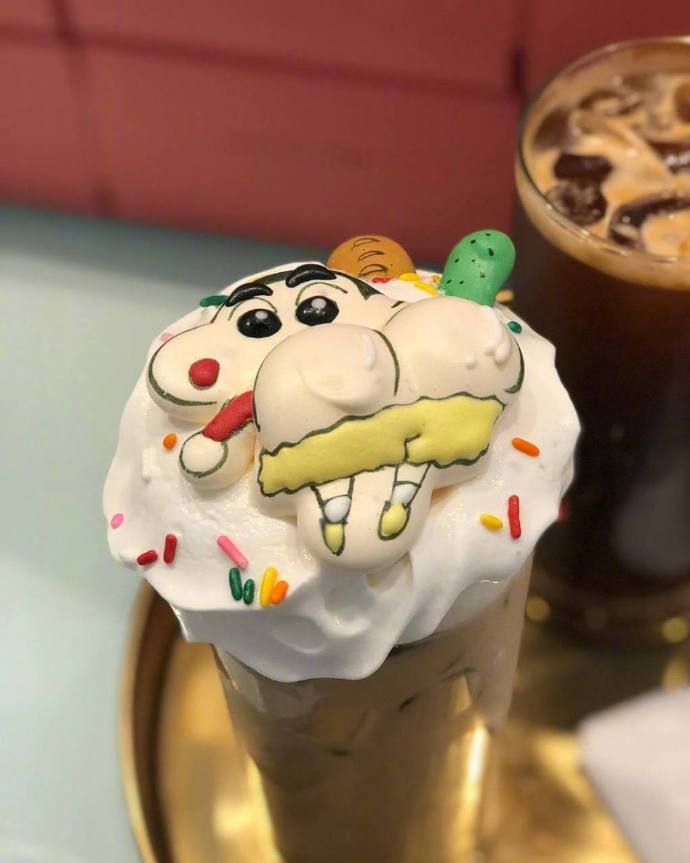 韩国推出很cute蜡笔小新拿铁咖啡图片