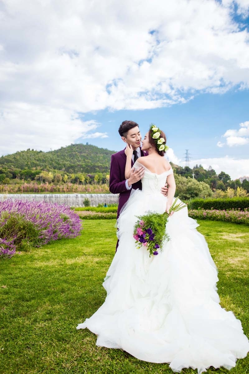 唯美婚纱照_新郎的紫色西服和紫色捧花的梦幻婚