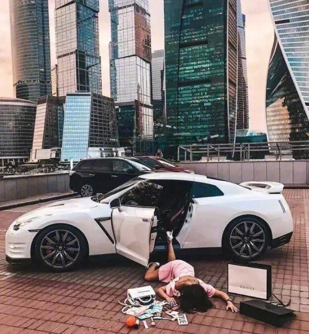 ins网红炫富挑战扑街系列照炫富新姿势了解下
