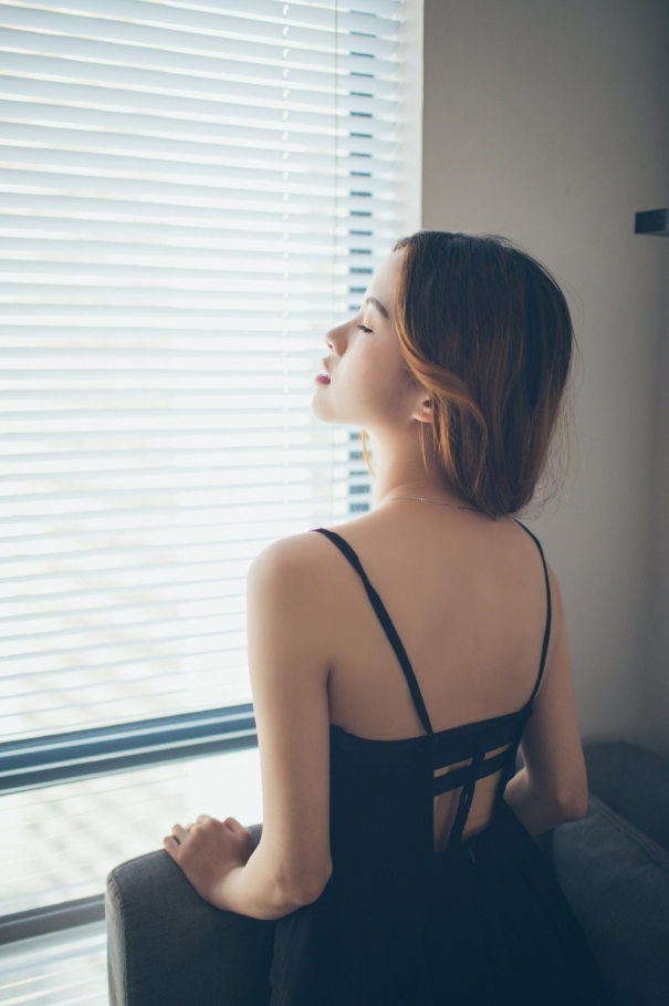 宅男女神性感小黑裙诱惑写真图片