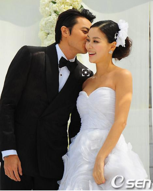 韩国明星夫妻张东健高小英婚礼婚纱照图片