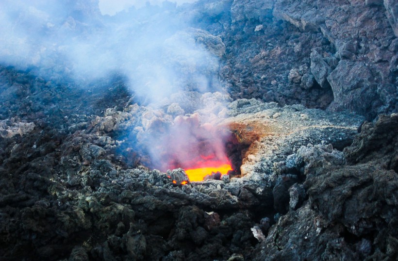 火山喷发的壮观风景图片