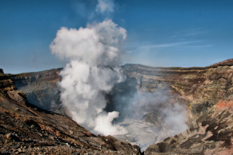 火山喷发的壮观风景图片