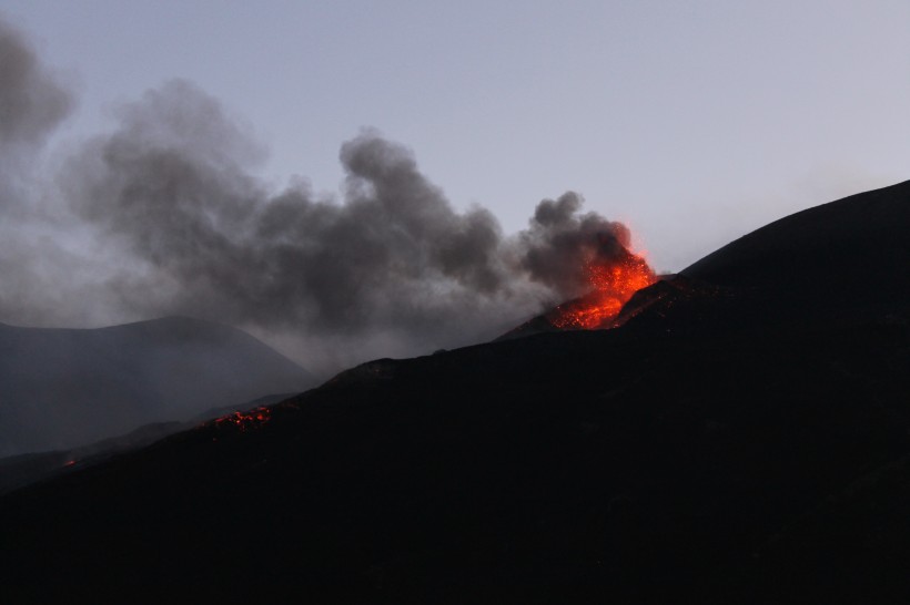 火山喷发的壮观风景图片
