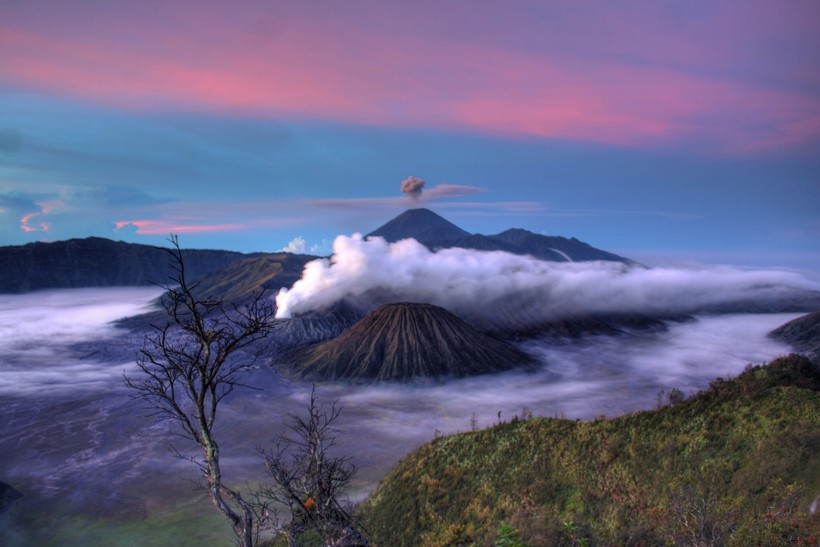 火山喷发的壮观风景图片