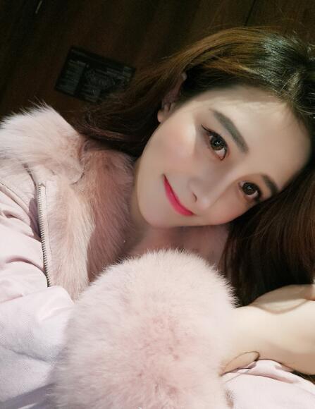 粉色大衣美女大红唇卖萌自拍照