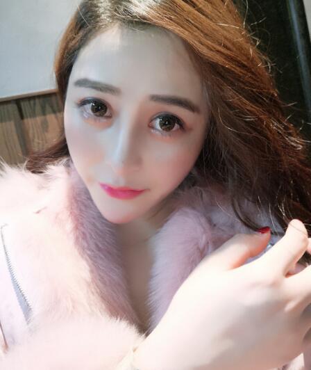 粉色大衣美女大红唇卖萌自拍照