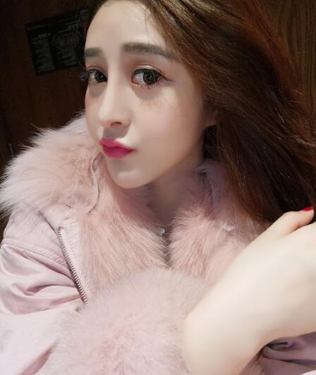 粉色大衣美女大红唇卖萌自拍照