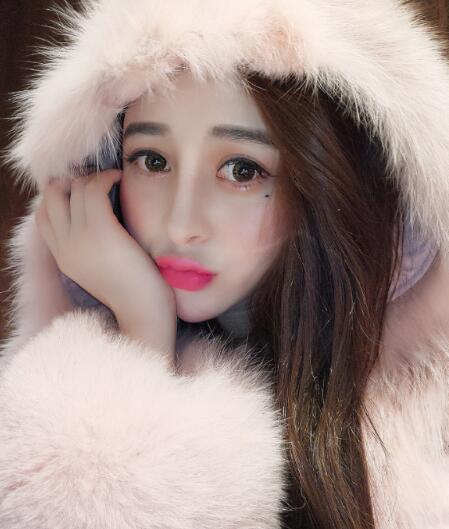 粉色大衣美女大红唇卖萌自拍照