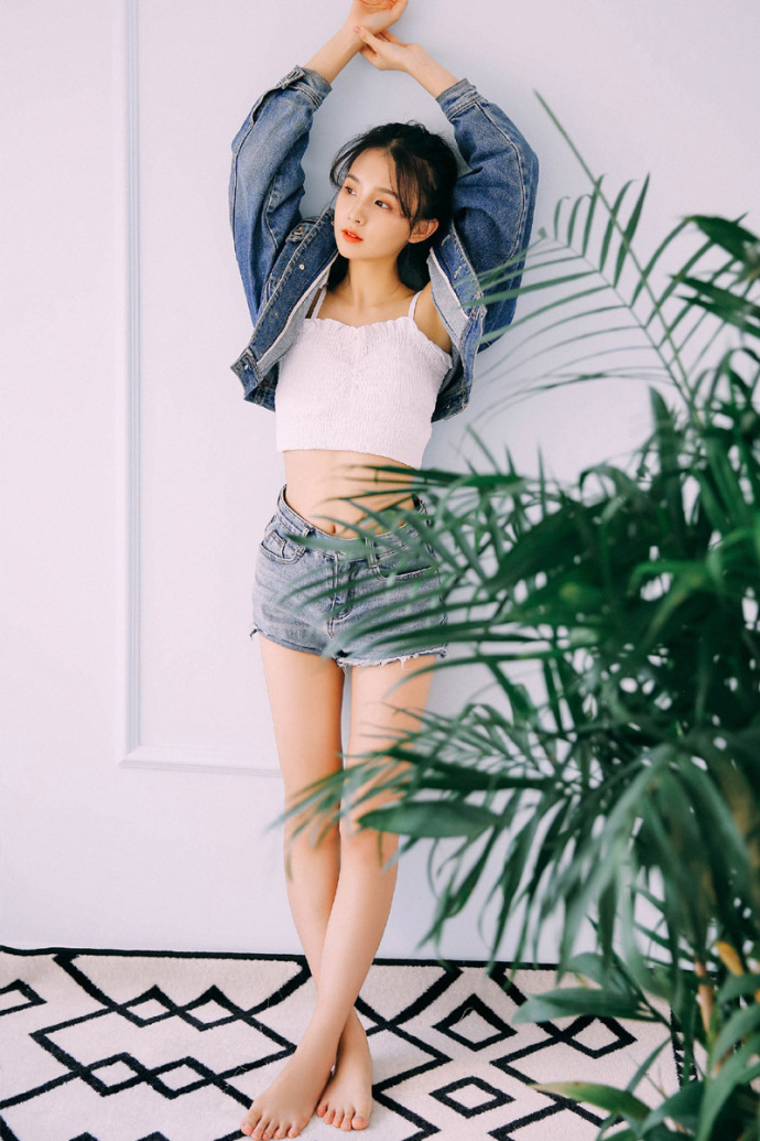 清纯美女吊带长腿清纯写真