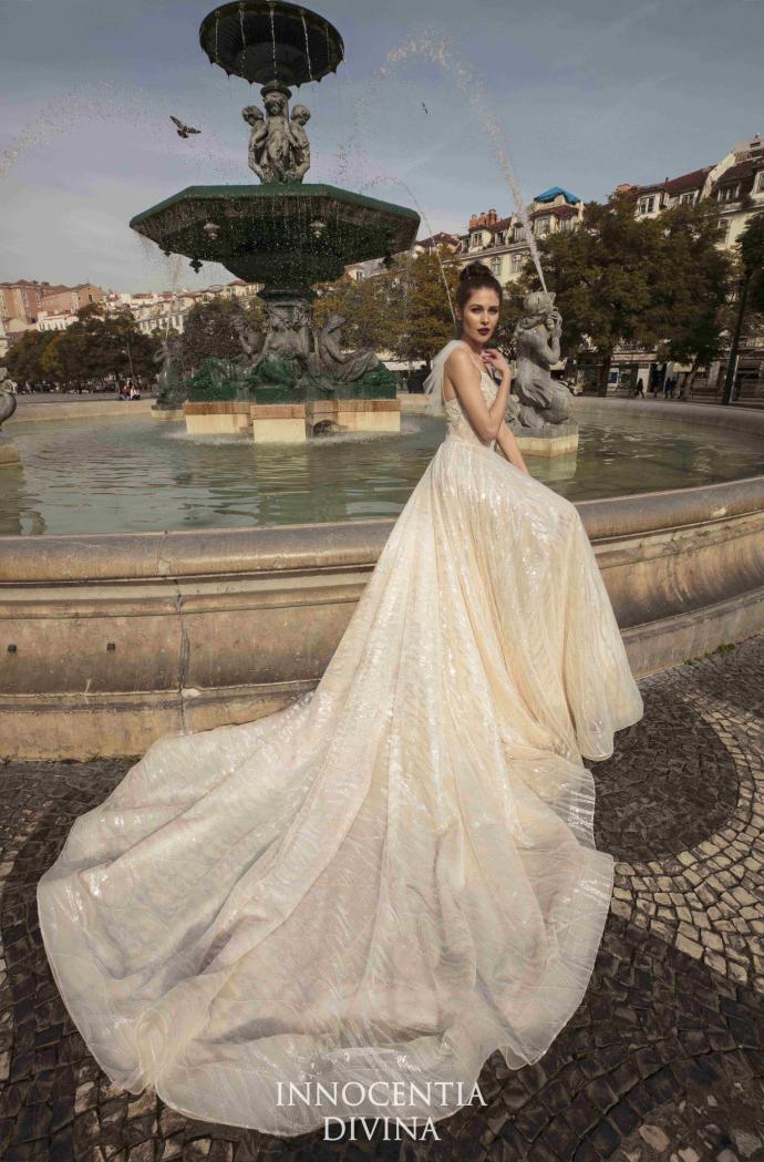 2019Lisboa Collection精致而简约高定艺术婚纱图片