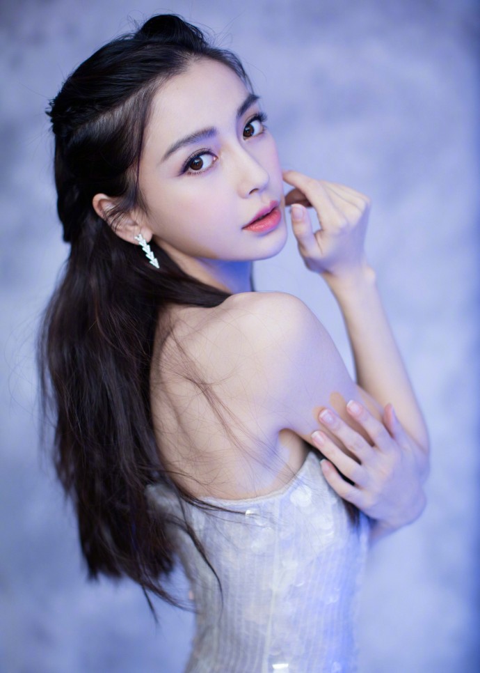 大眼美女angelababy亮片性感抹胸裙出席活动