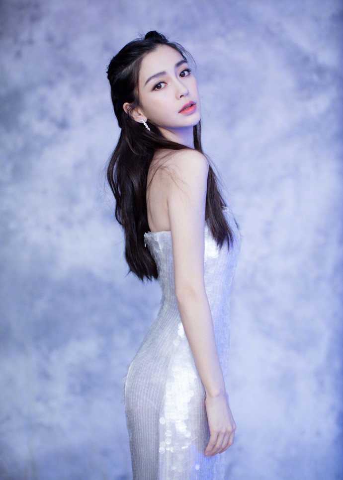 大眼美女angelababy亮片性感抹胸裙出席活动