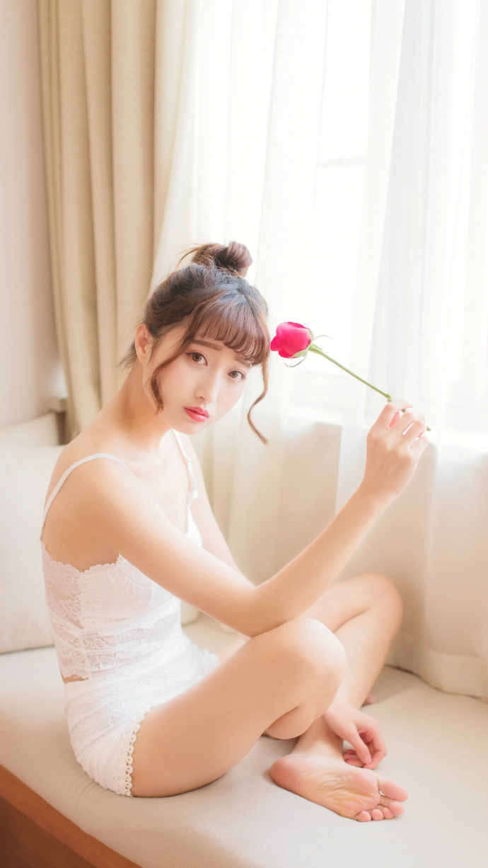清纯内衣美女卧室酥胸美腿写真