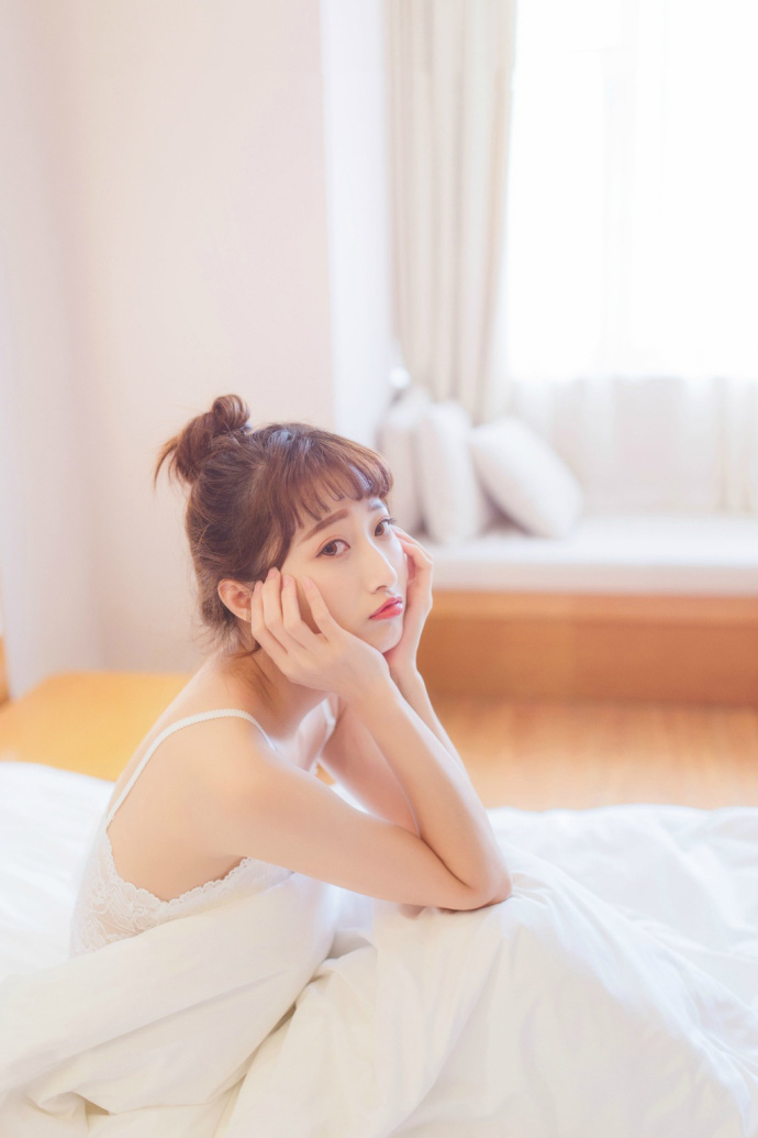清纯内衣美女卧室酥胸美腿写真