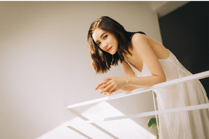 睡衣美女吊带美乳性感撩人写真