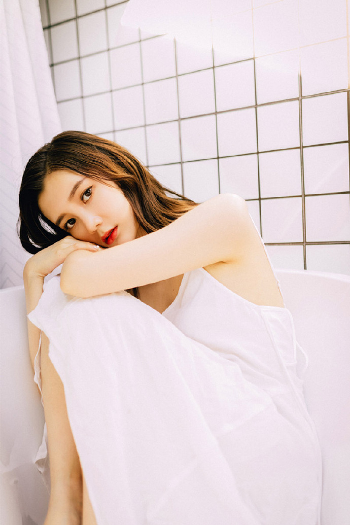 睡衣美女吊带美乳性感撩人写真