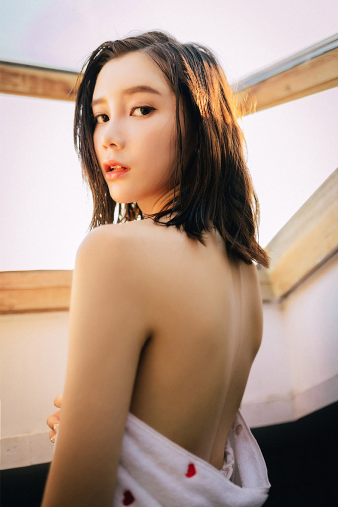 睡衣美女吊带美乳性感撩人写真