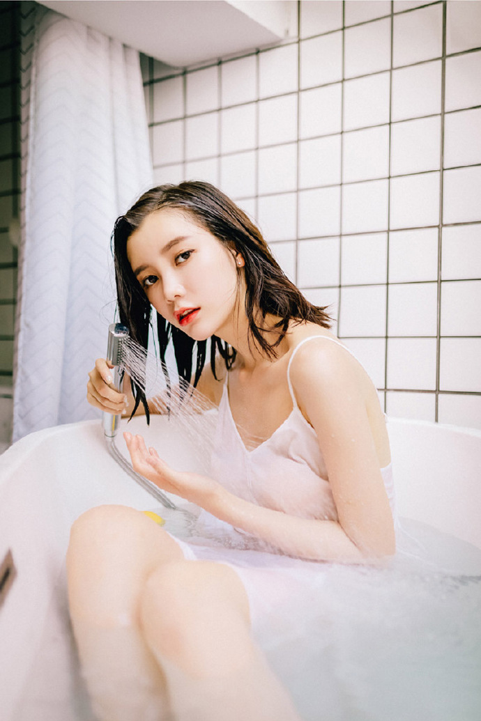 睡衣美女吊带美乳性感撩人写真
