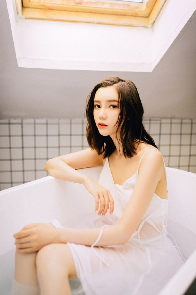 睡衣美女吊带美乳性感撩人写真