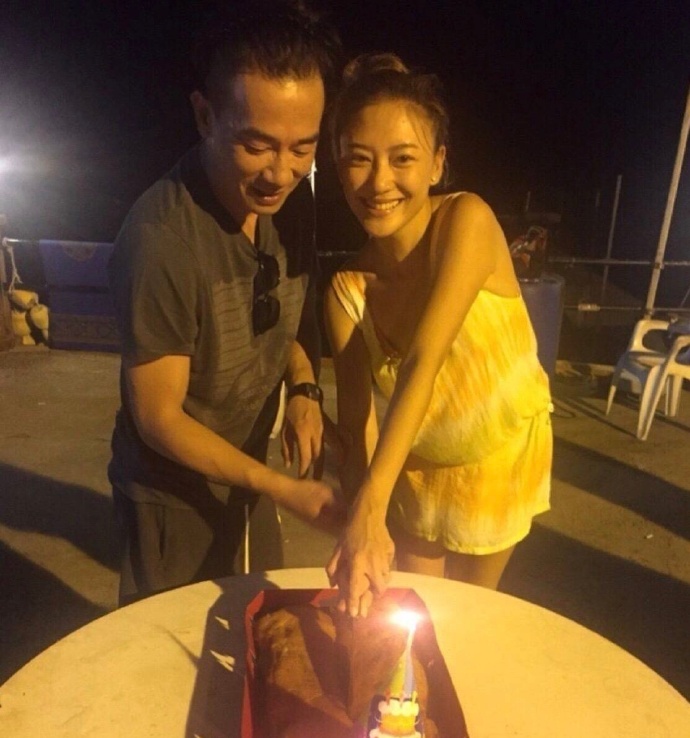 香港明星夫妻陈小春应采儿幸福图片