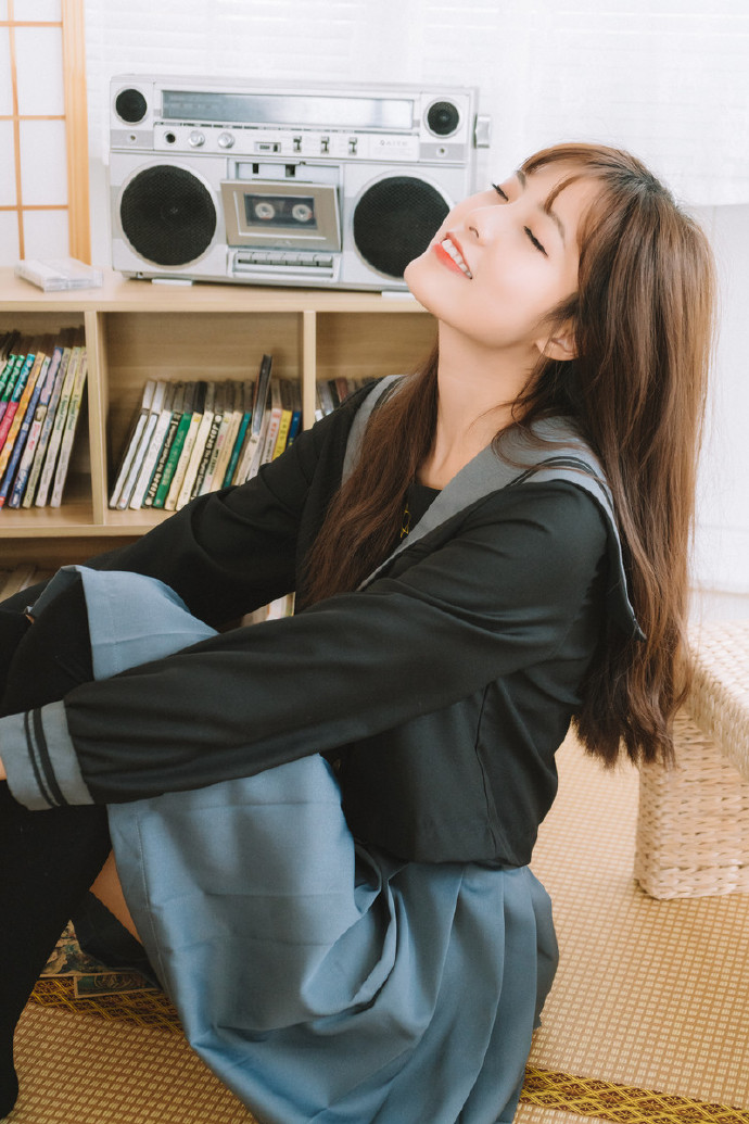 长发清纯美女水手服室内写真