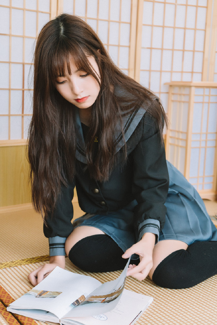 长发清纯美女水手服室内写真
