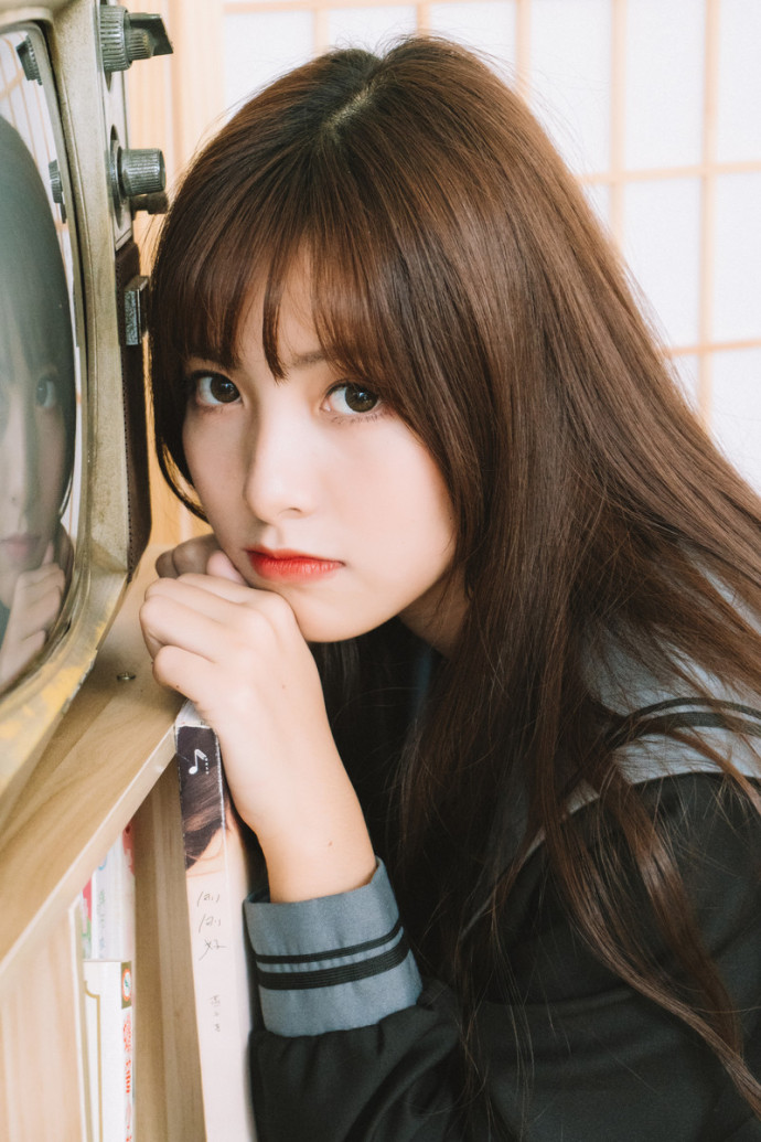 长发清纯美女水手服室内写真