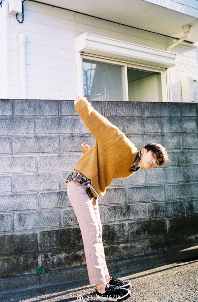 内地男明星TFBOYS成员易烊千玺漫步秋日街头街拍