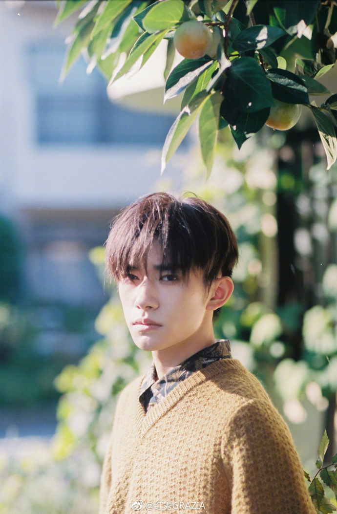 内地男明星TFBOYS成员易烊千玺漫步秋日街头街拍