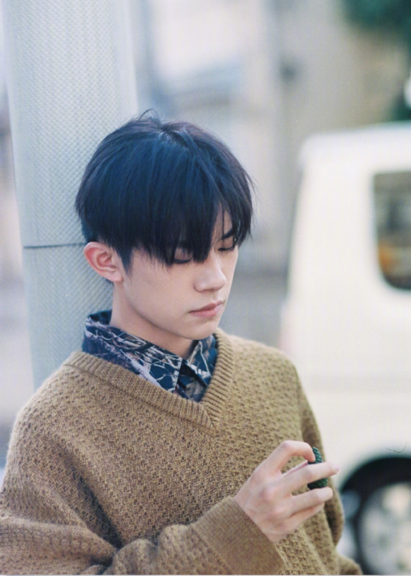 内地男明星TFBOYS成员易烊千玺漫步秋日街头街拍