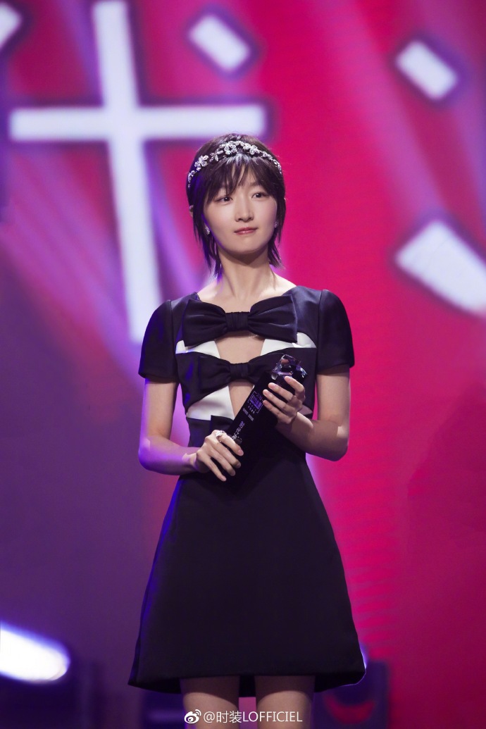 内地女明星周冬雨黑色小礼服图片