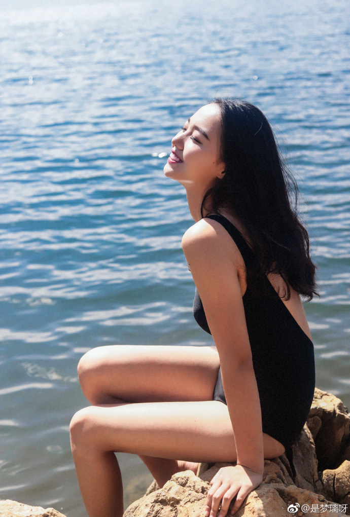 清纯美女湖边黑色连体泳衣性感写真