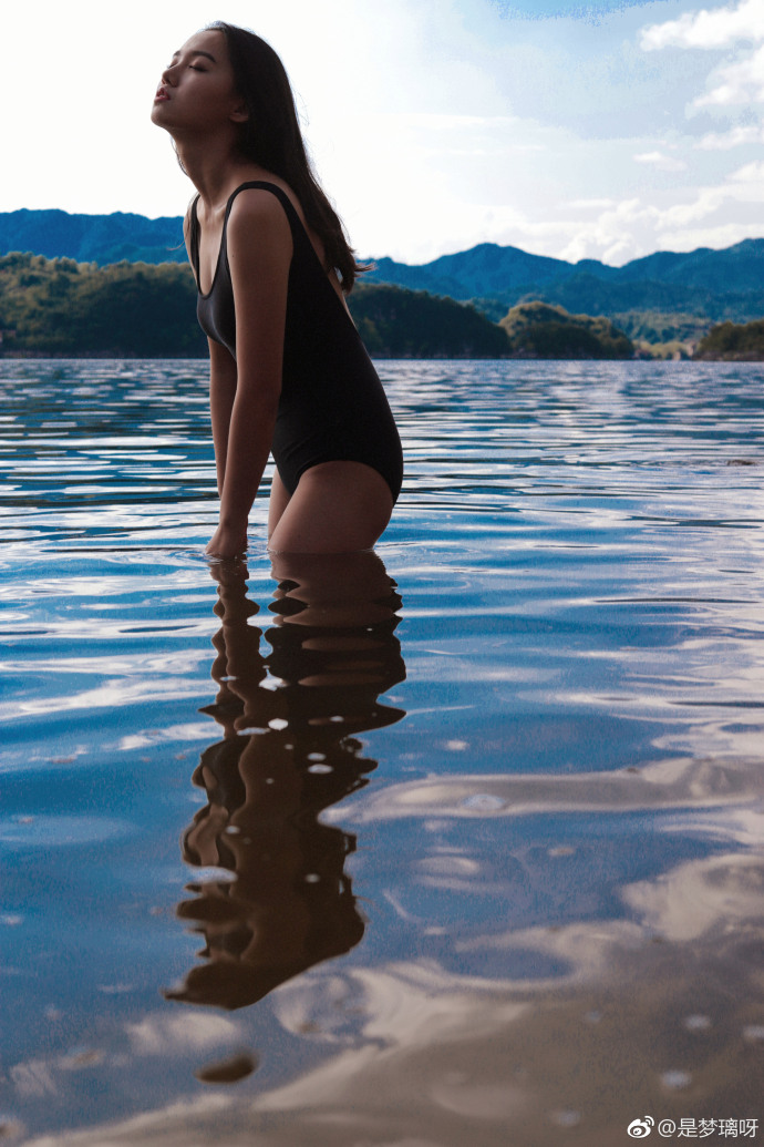 清纯美女湖边黑色连体泳衣性感写真