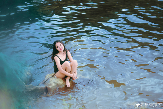 清纯美女湖边黑色连体泳衣性感写真