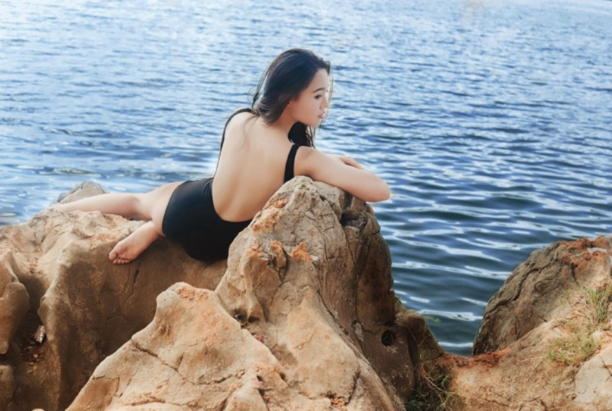 清纯美女湖边黑色连体泳衣性感写真