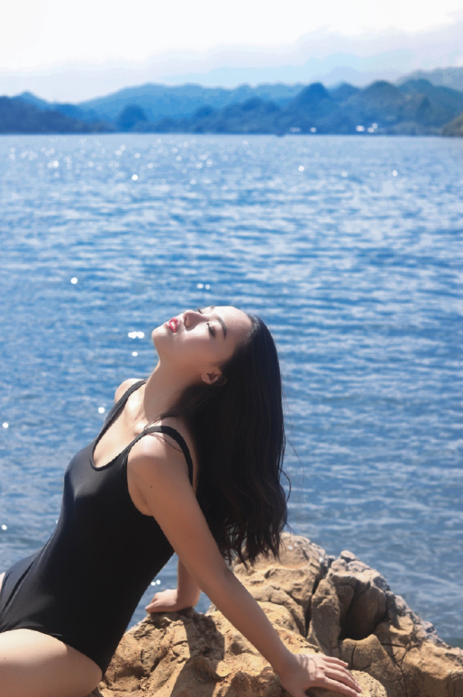 清纯美女湖边黑色连体泳衣性感写真
