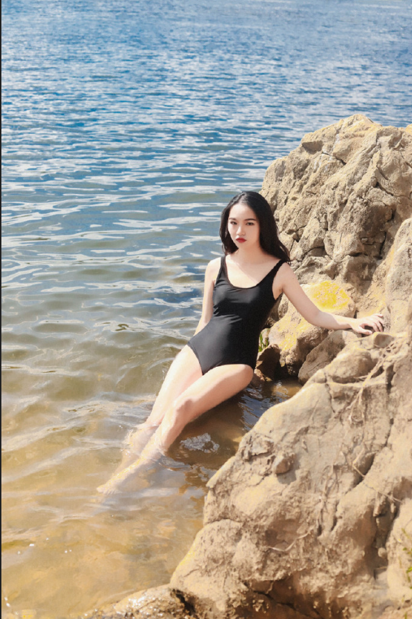 清纯美女湖边黑色连体泳衣性感写真