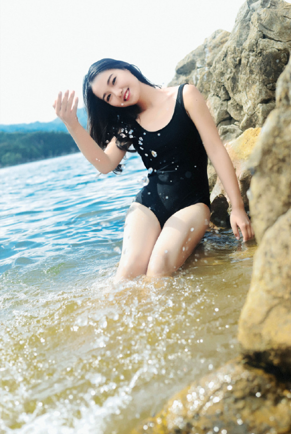清纯美女湖边黑色连体泳衣性感写真