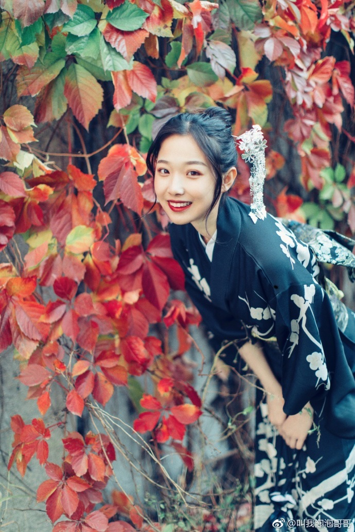 清纯美女日本和服红叶写真