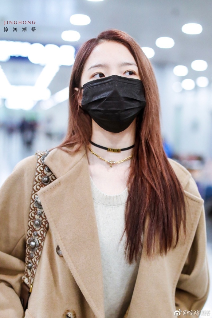 大陆美女明星孟美岐穿风衣气场全开现身北京机