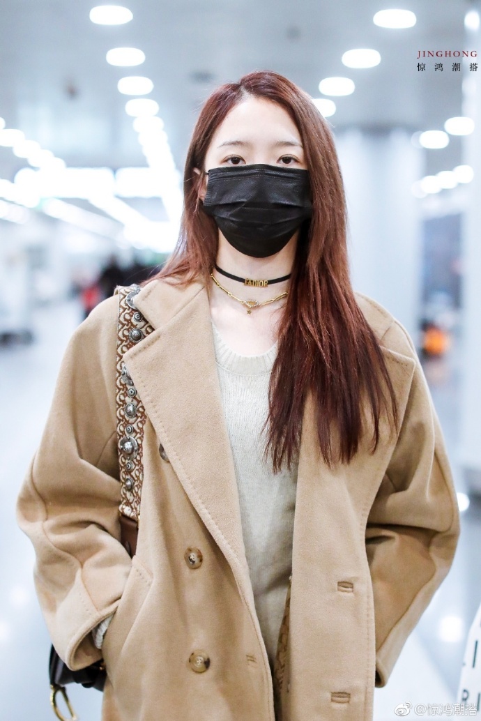 大陆美女明星孟美岐穿风衣气场全开现身北京机