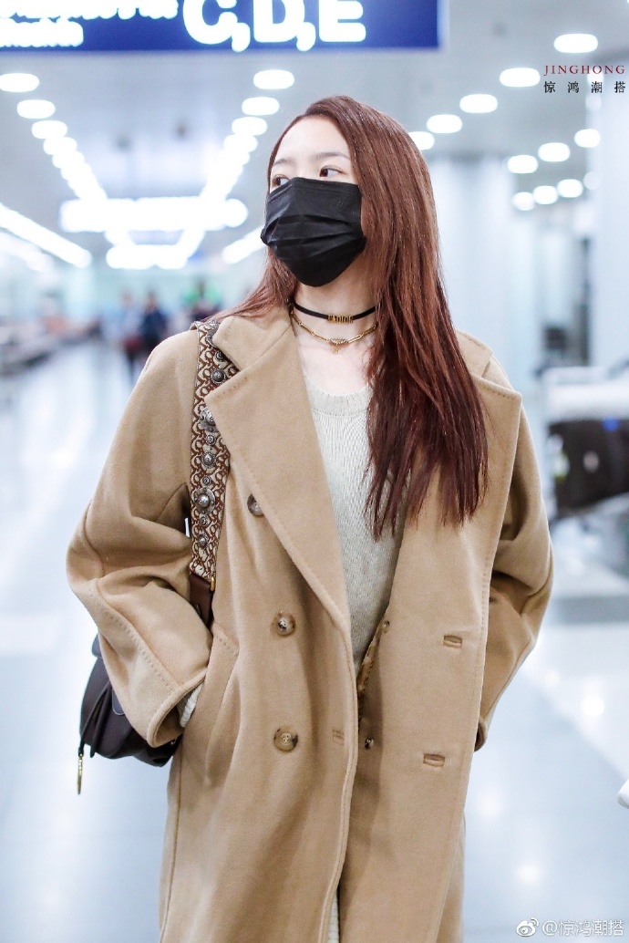 大陆美女明星孟美岐穿风衣气场全开现身北京机