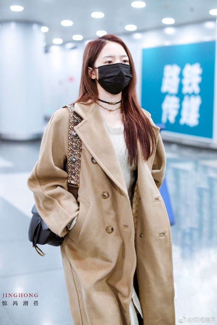 大陆美女明星孟美岐穿风衣气场全开现身北京机